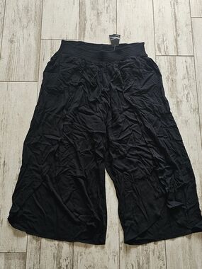 NEW Torrid Black Wide Tulip Leg Smocked Waist Culotte Pants NWT 3X / 3 short